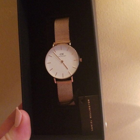 Daniel Wellington Accessories - (Final price)Daniel Wellington petite melrose 32mm